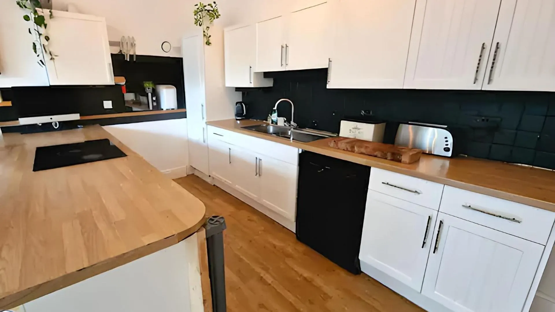 דירה אקסטר Central Large 2 Bed, 2 Bath Apt, Parking, Huge Garden, Sky Tv, Wifi, Direct Booking Option